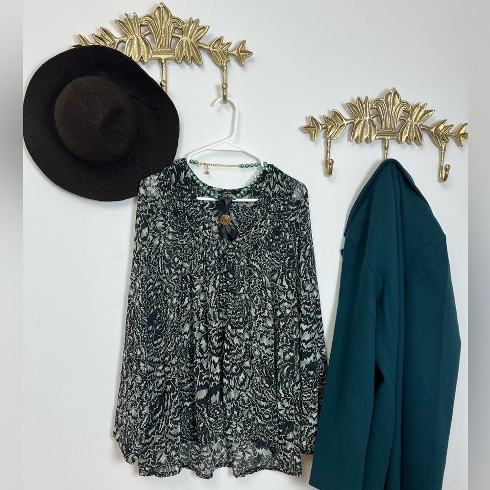 Light and silky flowy blouse L ptp 22”